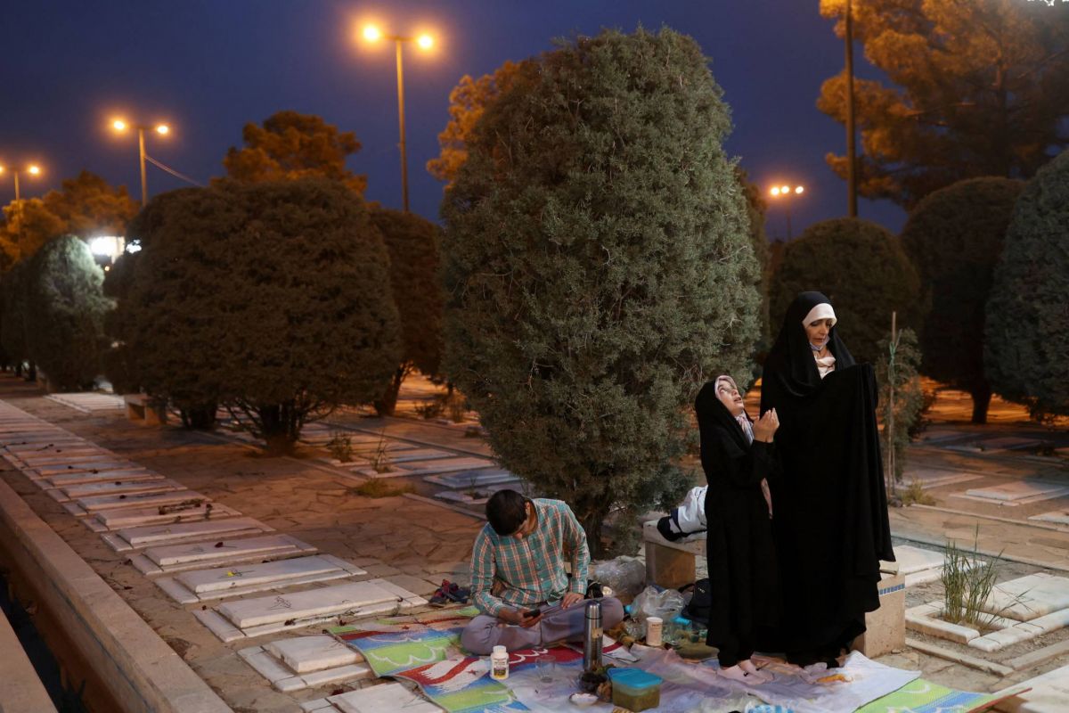 Trois femmes arrêtées pour avoir dansé dans un cimetière