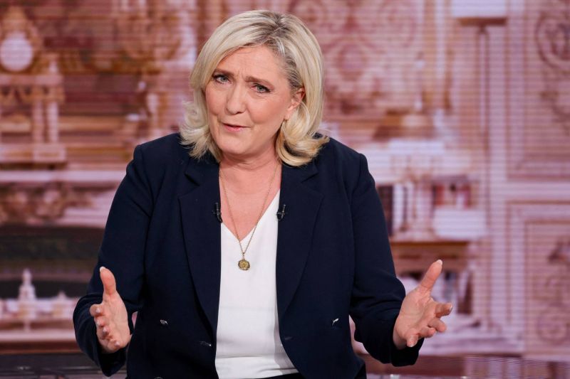 Le Pen veut sanctionner le port du voile par une 