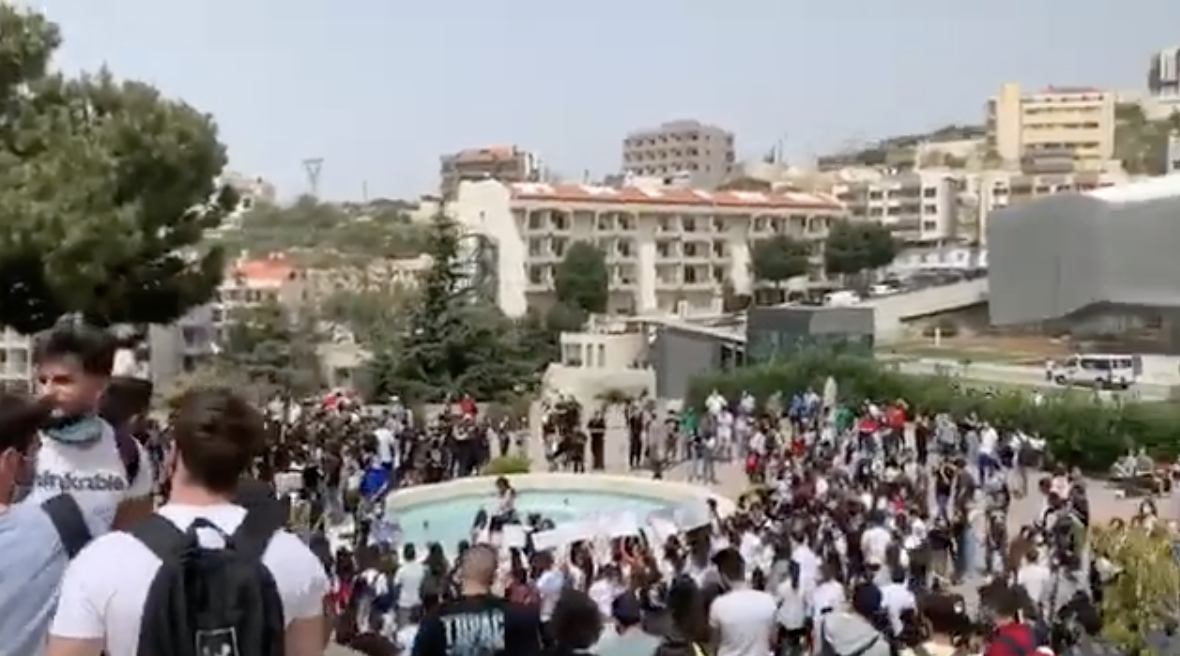 Des centaines d'étudiants de la LAU manifestent contre la dollarisation des frais