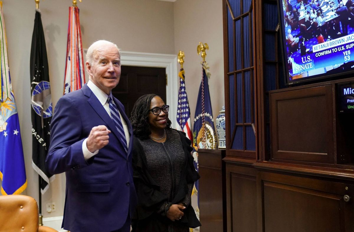 Le Sénat confirme Ketanji Brown Jackson, première femme noire juge à la Cour suprême