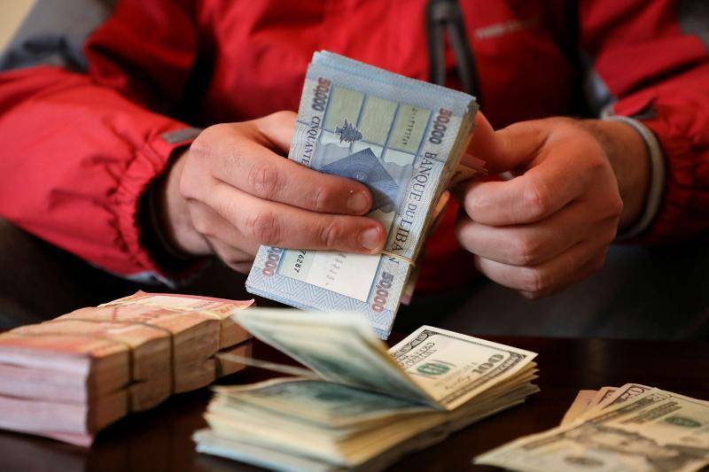 Lira falls below LL25,000 again despite preliminary IMF deal
