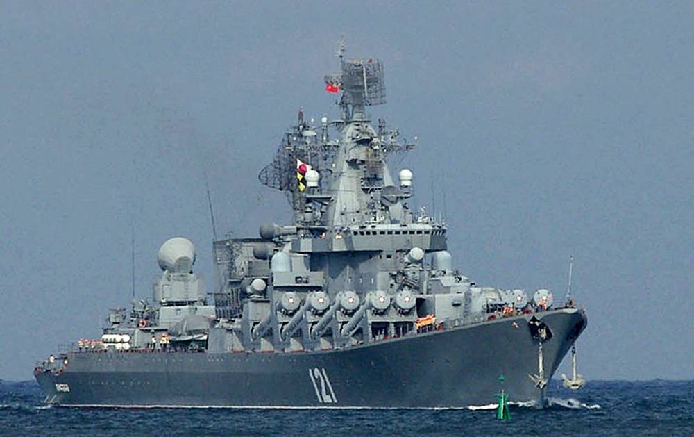 Le croiseur russe Moskva n'a pas coulé et les explosions à bord ont cessé, selon Moscou