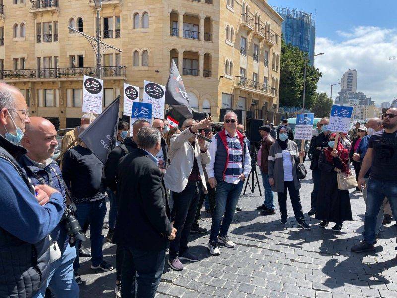 Une foule de déposants en colère manifeste à Beyrouth contre le contrôle des capitaux