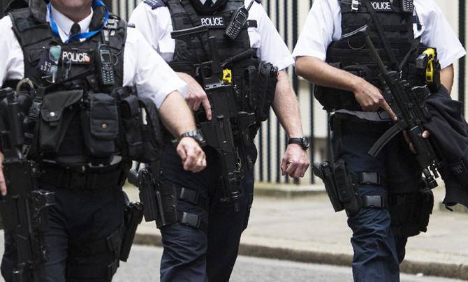Un homme armé d'un couteau arrêté près de Downing Street à Londres