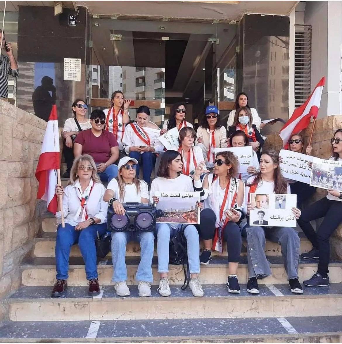 Des militantes du collectif 'Noun' manifestent devant le domicile du ministre des Finances