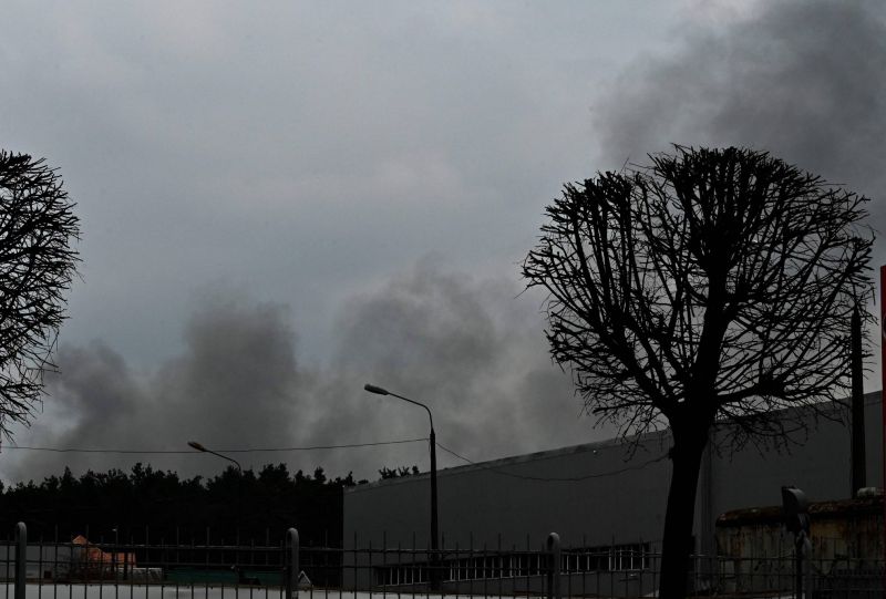Un mort dans le bombardement d'une usine militaire à Kiev