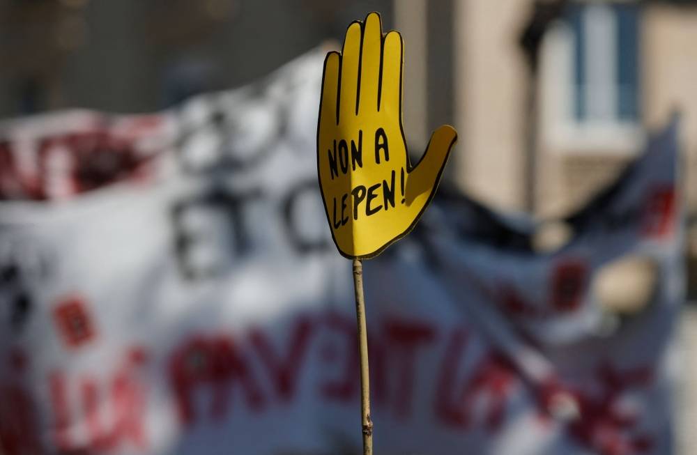 Des milliers de manifestants contre l'extrême droite, loin d'être pro-Macron Des milliers de manifestants contre l'extrême droite, loin d'être pro-Macron