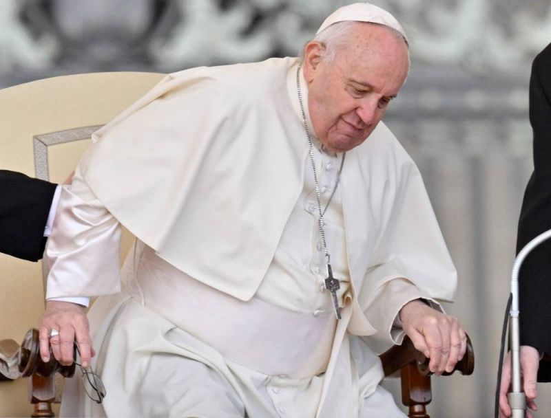 Le pape, souffrant du genou, annule ses engagements pour passer des examens