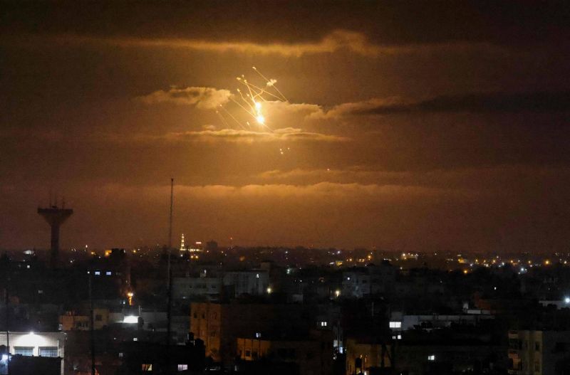 Salve de roquettes vers Israël, frappes aériennes sur Gaza