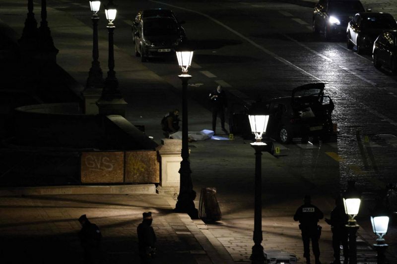 Un policier tire avec un fusil d'assaut sur une voiture à Paris : deux morts