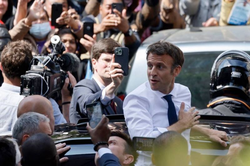 Macron visé par un jet de tomates lors d'un déplacement en banlieue parisienne