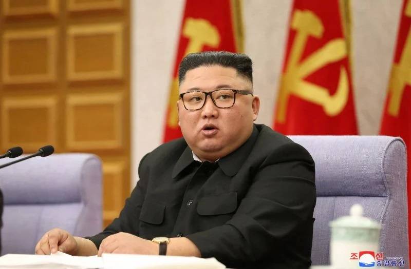 Lors d'un défilé militaire, Kim dit vouloir 