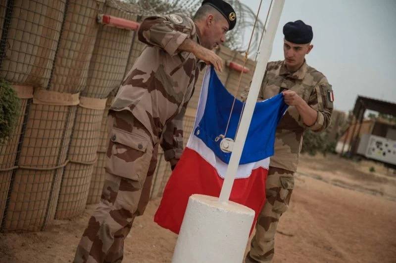 Paris conteste la rupture des accords de défense par Bamako, en plein retrait militaire