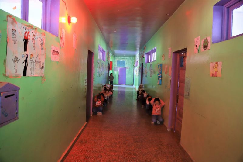 Des alarmes lumineuses dans les écoles à Idleb pour sauver des vies