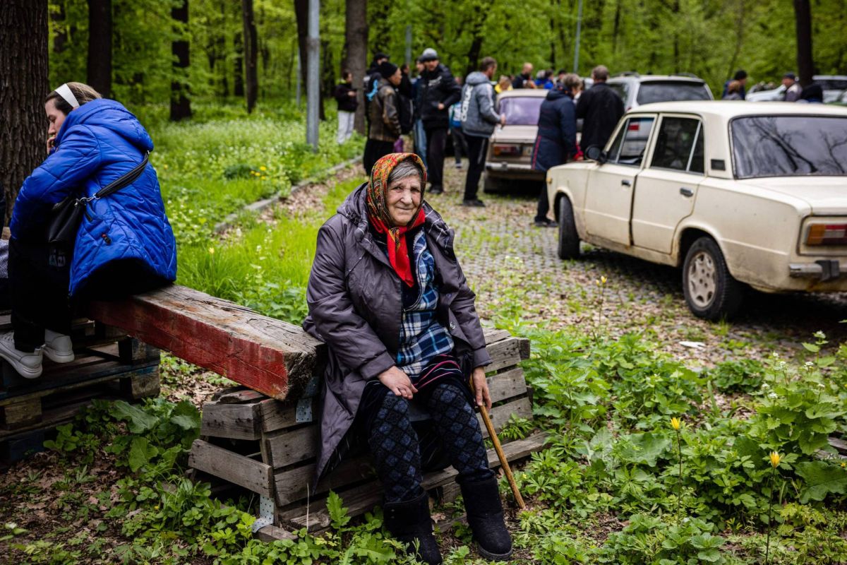 De nouveaux corps torturés retrouvés à Boutcha, l'Est pilonné par les Russes