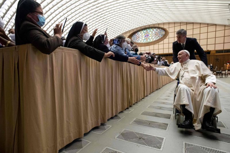 Le pape François, souffrant du genou, contraint au fauteuil roulant