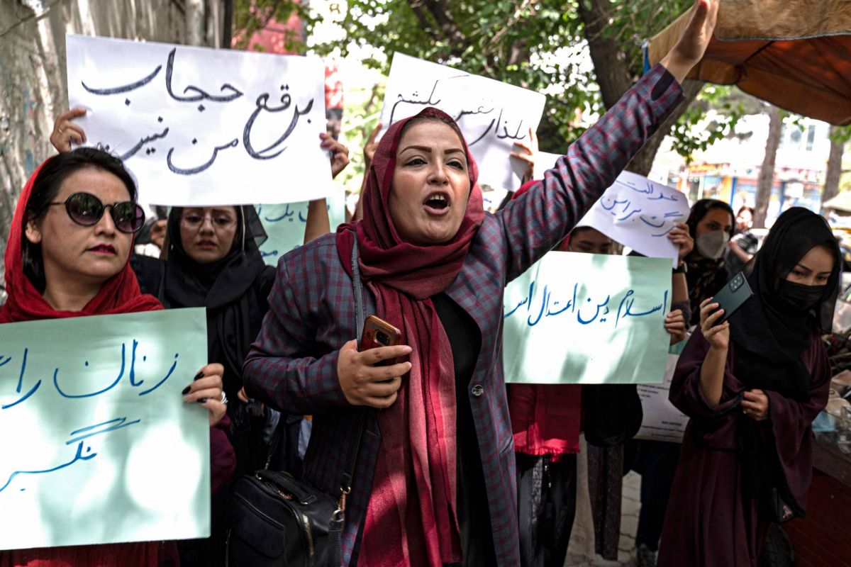 Une dizaine de femmes manifestent à Kaboul contre le voile intégral Une dizaine de femmes manifestent à Kaboul contre le voile intégral