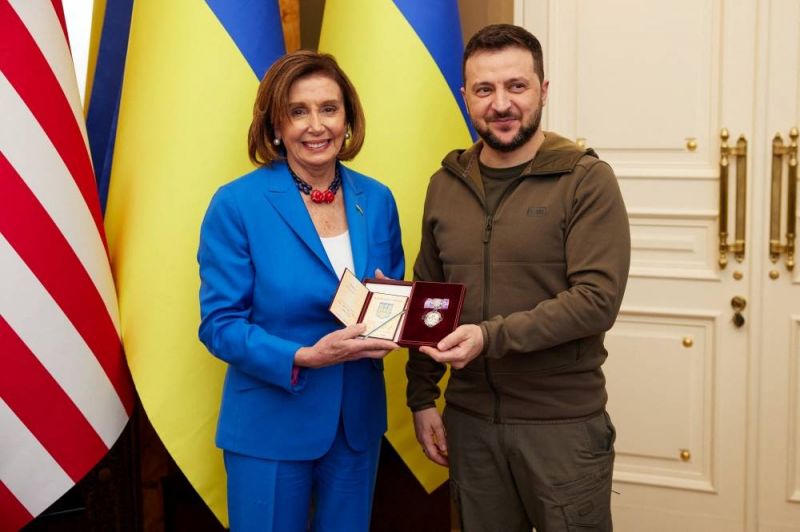 En visite surprise à Kiev, Nancy Pelosi affiche la solidarité 