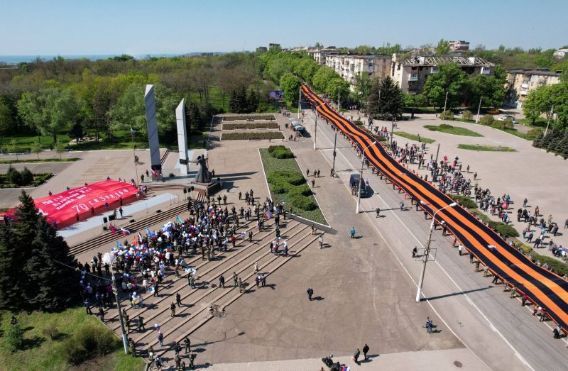 Les séparatistes prorusses défilent à Marioupol pour le 9 mai
