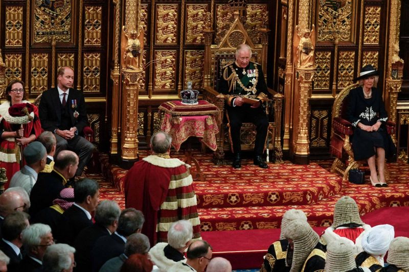 Le prince Charles remplace la reine Elizabeth II pour le discours du trône