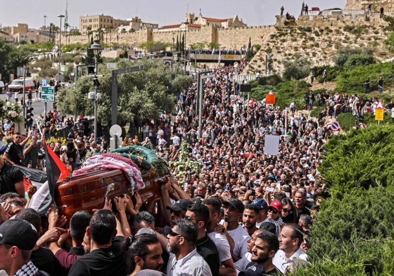 Israël s’invite dans la violence aux funérailles de Shirine Abou Akleh à Jérusalem