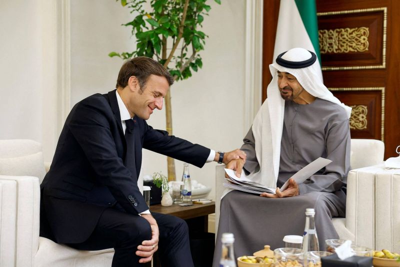 Macron à Abou Dhabi où affluent des dirigeants du monde entier