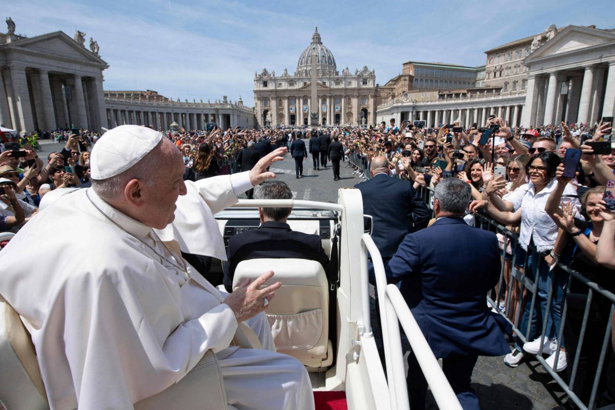 Le pape, souffrant du genou, demande Le pape, souffrant du genou, demande
