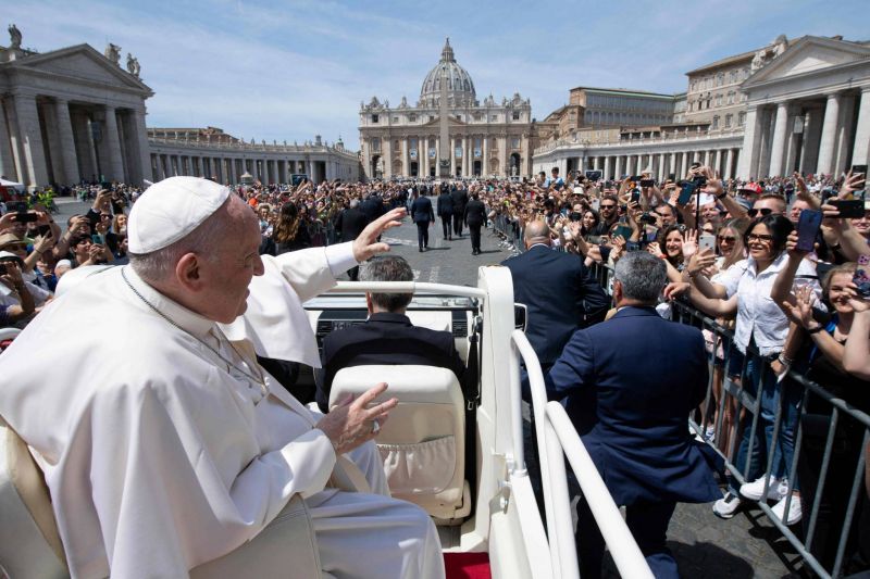 Le pape, souffrant du genou, demande 