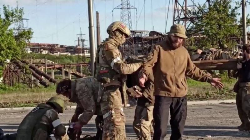 Moscou annonce la reddition de 265 combattants de Marioupol, Kiev parle d'
