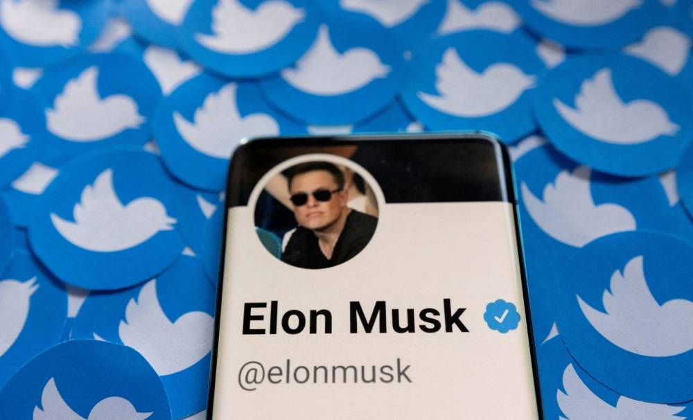 Elon Musk annonce la suspension du rachat de Twitter, qui s'effondre à Wall Street