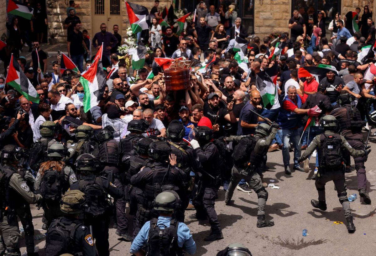 Enquête sur la charge violente de la police israélienne lors des funérailles de Shireen Abou Akleh