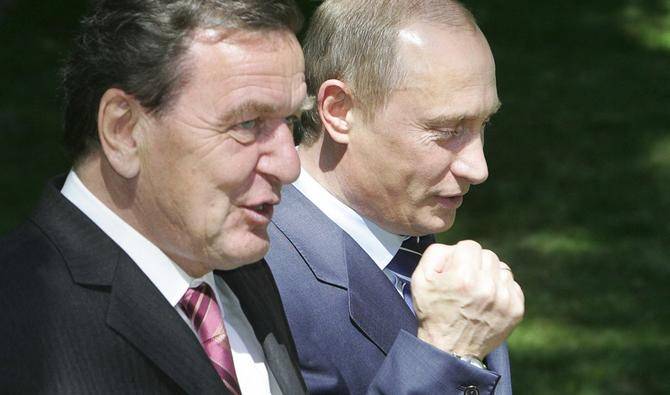 Sanctionné à Berlin et menacé par les eurodéputés, Schröder paie ses liens avec Poutine