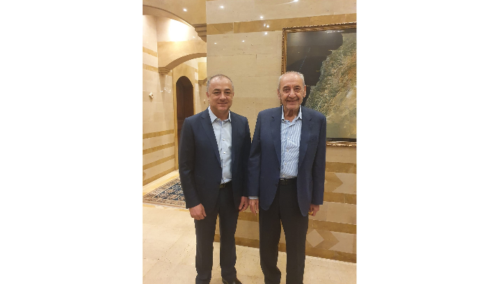 Berry s'entretient avec Bou Saab à Aïn el-Tiné