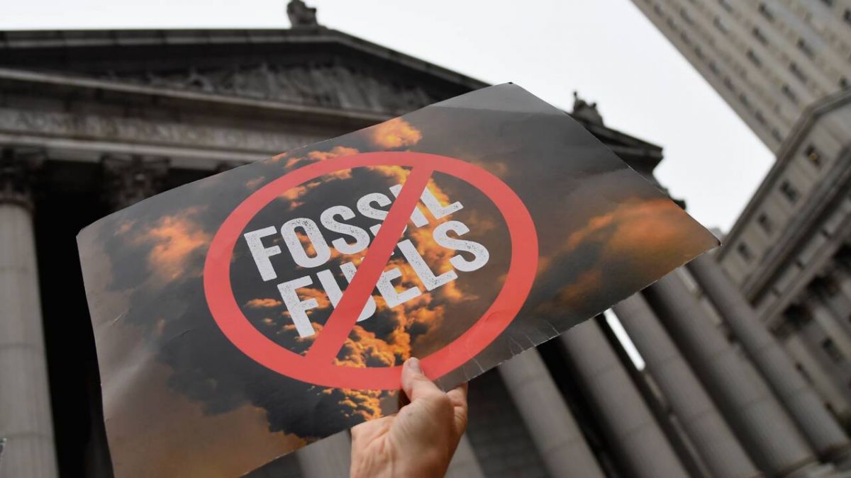 Face à l’inflation qui flambe, Londres taxe les géants pétroliers