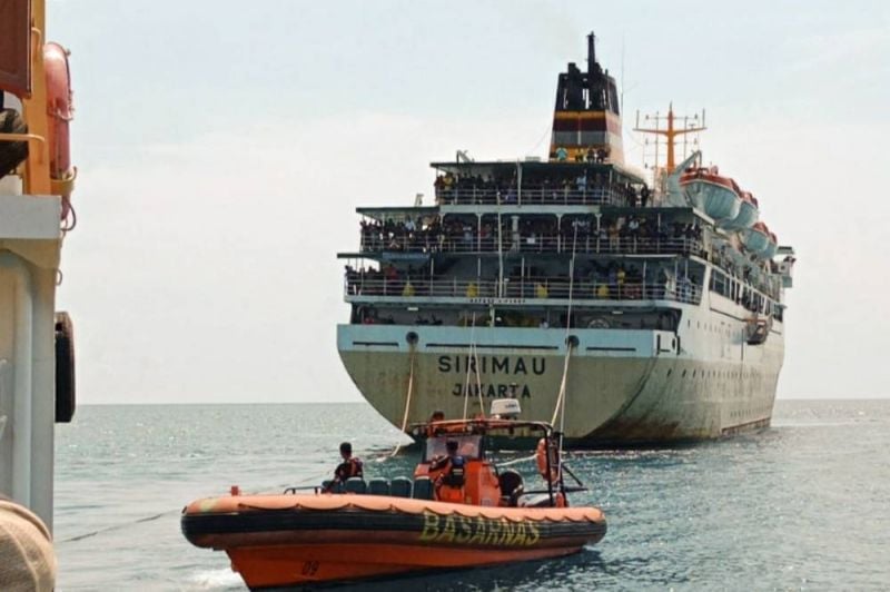 Le ferry échoué avec 800 personnes à bord délogé et en route