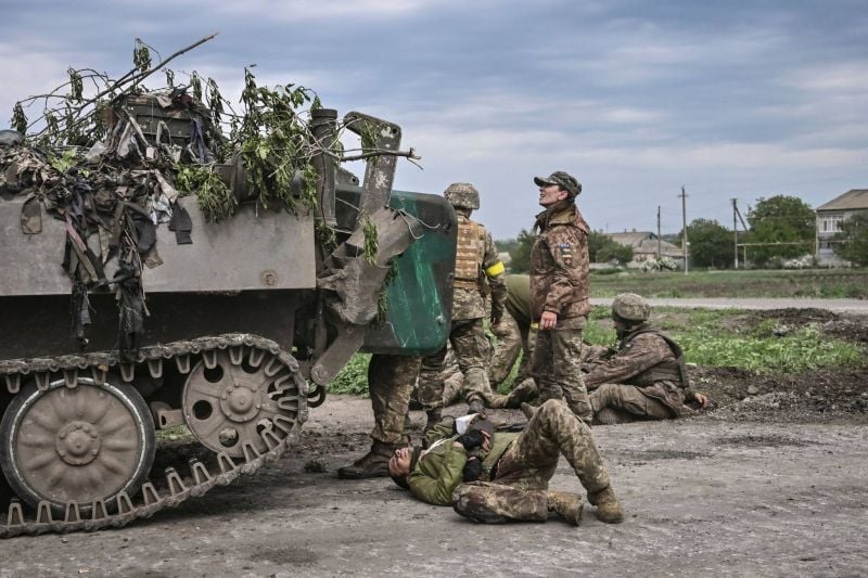 L'armée russe pilonne le Donbass, Biden signe l'aide de 40 milliards à Kiev