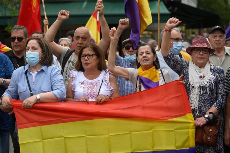 Manifestation à Madrid contre l'ex-roi Juan Carlos, pour sa première réapparition en Espagne