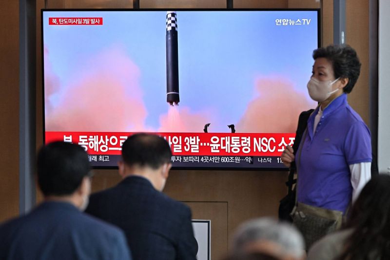 La Corée du Nord tire une volée de missiles après la visite de Biden en Asie