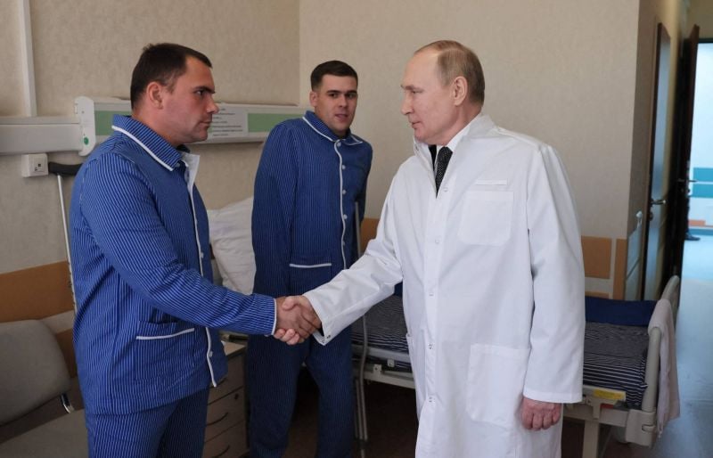Poutine rencontre pour la première fois des soldats russes blessés en Ukraine
