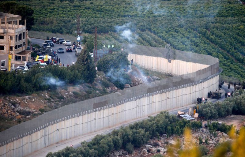 L'armée israélienne lance des gaz lacrymogènes sur des individus rassemblés à la frontière libanaise