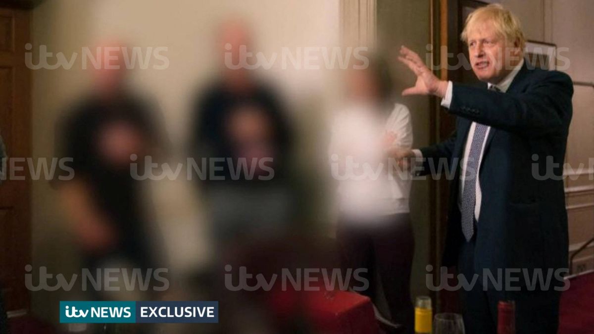 Des photos relancent les accusations contre Boris Johnson