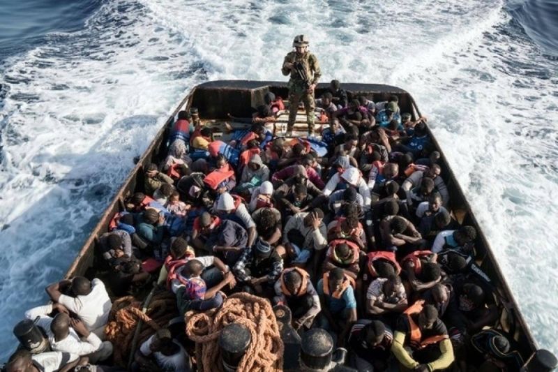 Un voilier sauve 75 migrants récupérés au large de la Libye