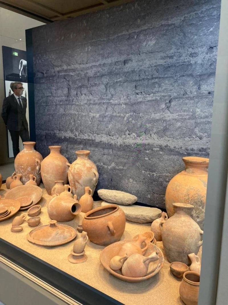 Archeological pieces recently discovered in Jbeil go on display at the Louvre