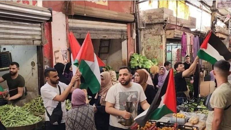 Des drapeaux palestiniens à Saïda en réponse à la « marche des drapeaux » à Jérusalem