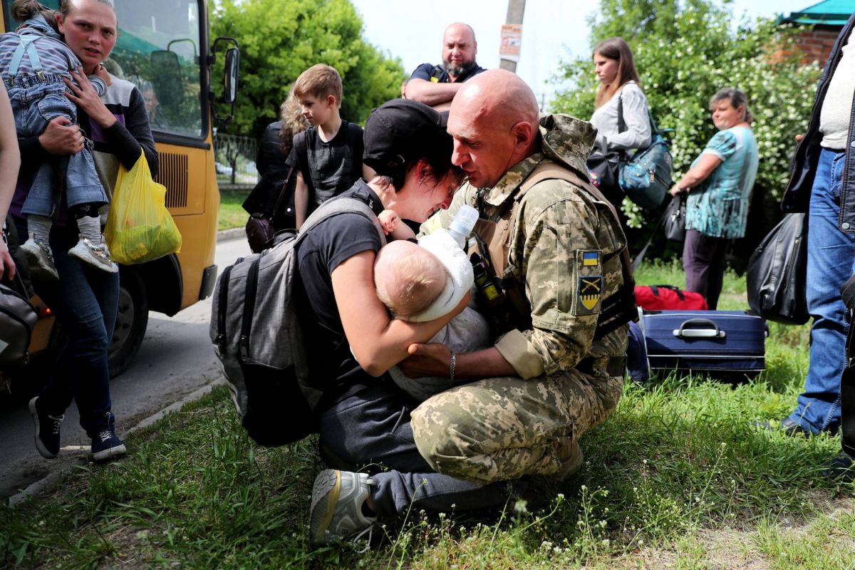 Larmes, fatigue, mais soulagement pour les évacués ukrainiens des zones russes