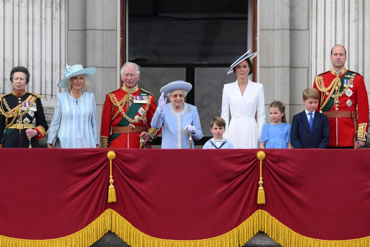 La reine Élisabeth II acclamée au balcon de Buckingham pour son jubilé de platine historique