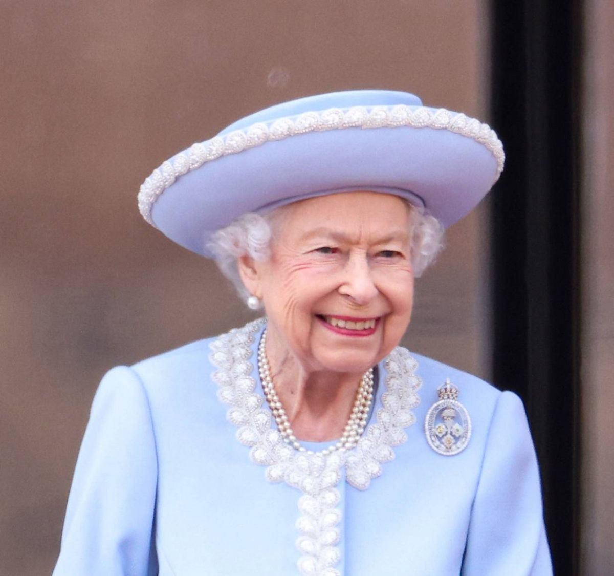 La reine, dans sa robe pervenche, parle à nos yeux