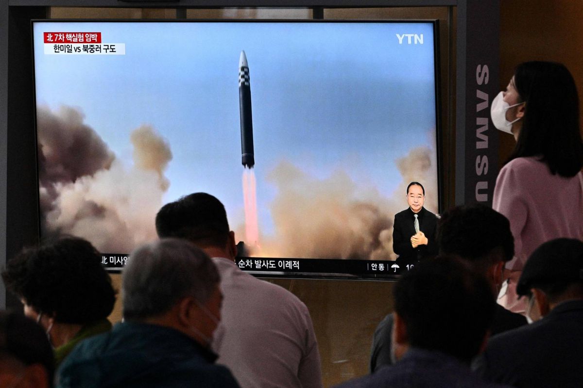 Pyongyang tire une salve de huit missiles balistiques