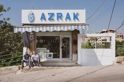 Les frères Azrak devant leur magasin de Baabdate. Photo Tanya Traboulsi