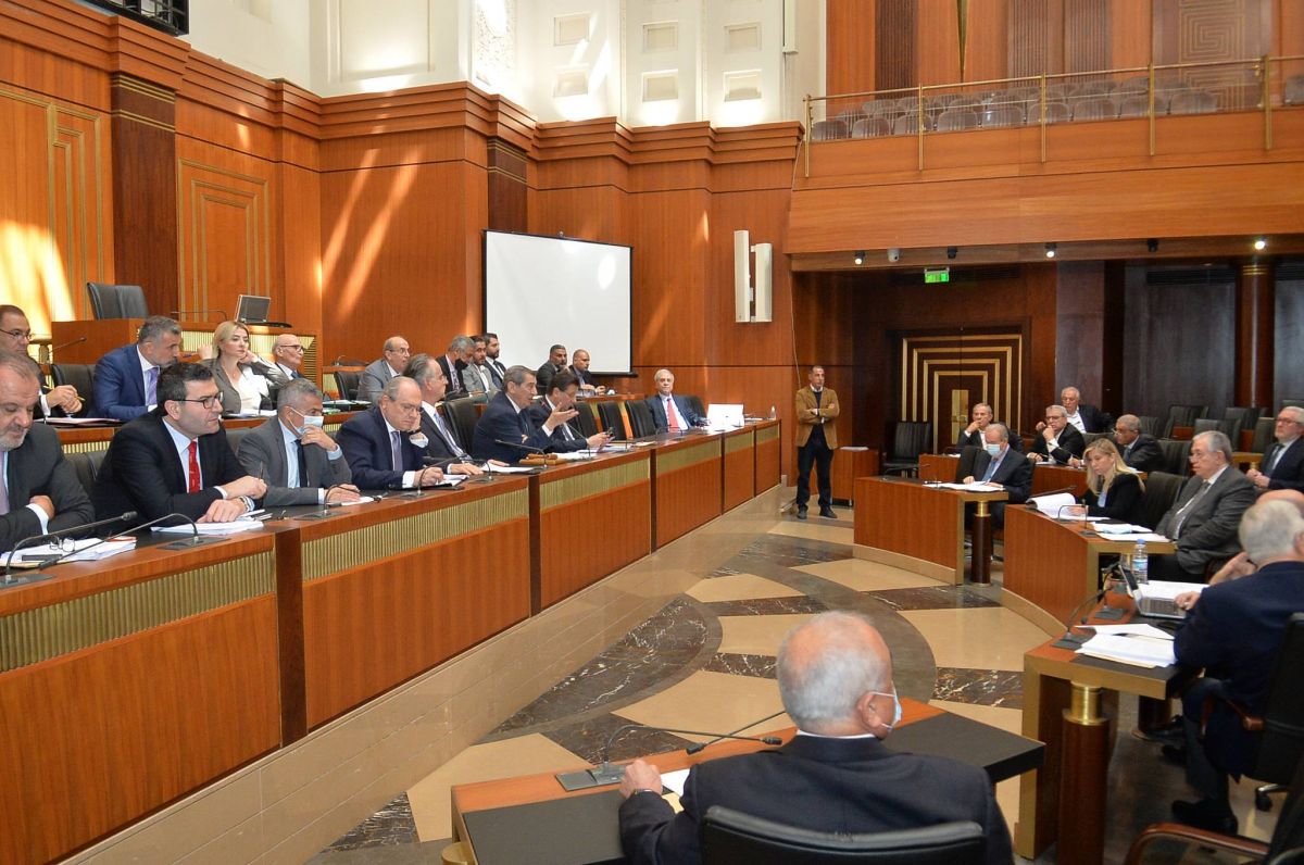 Début de la séance du Parlement pour l'élection des commissions